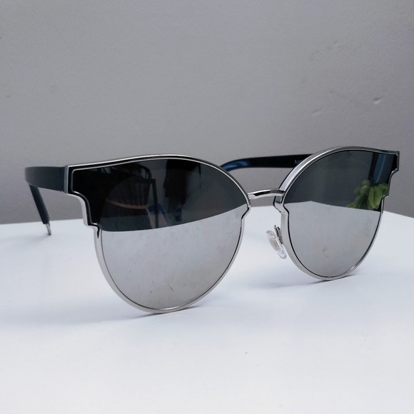 Silver mirrored Sunglasses - Picture 1 of 3